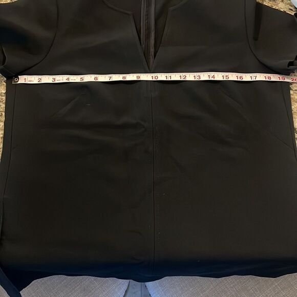 NWOT Trina Turk Black Spirited V-Neck Top Size 10 - Picture 5 of 6